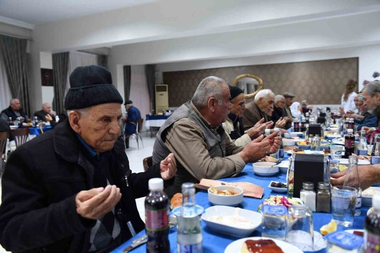 Denizli Valisi Coşkun huzurevi sakinleriyle iftar yaptı