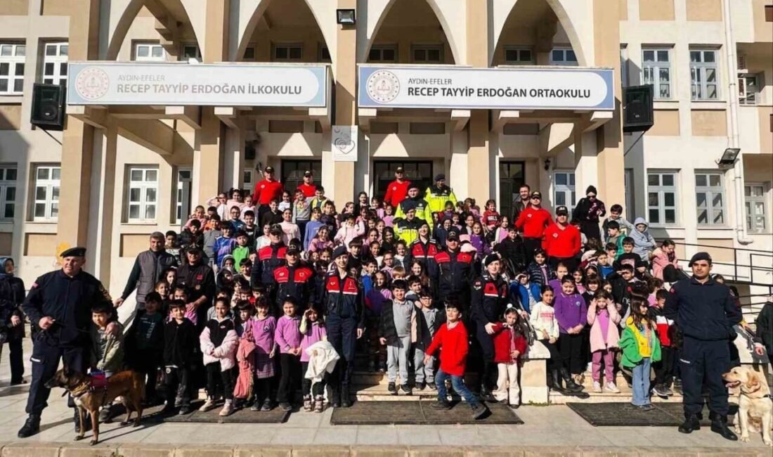 Aydın’ın Efeler ilçesinde ilkokul ve ortaokul öğrencilerine jandarmanın tanıtımı yapıldı.