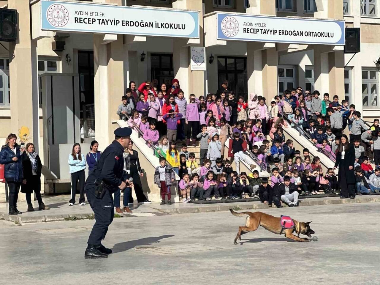 Efeler’de öğrencilere Jandarmanın faaliyetleri tanıtıldı