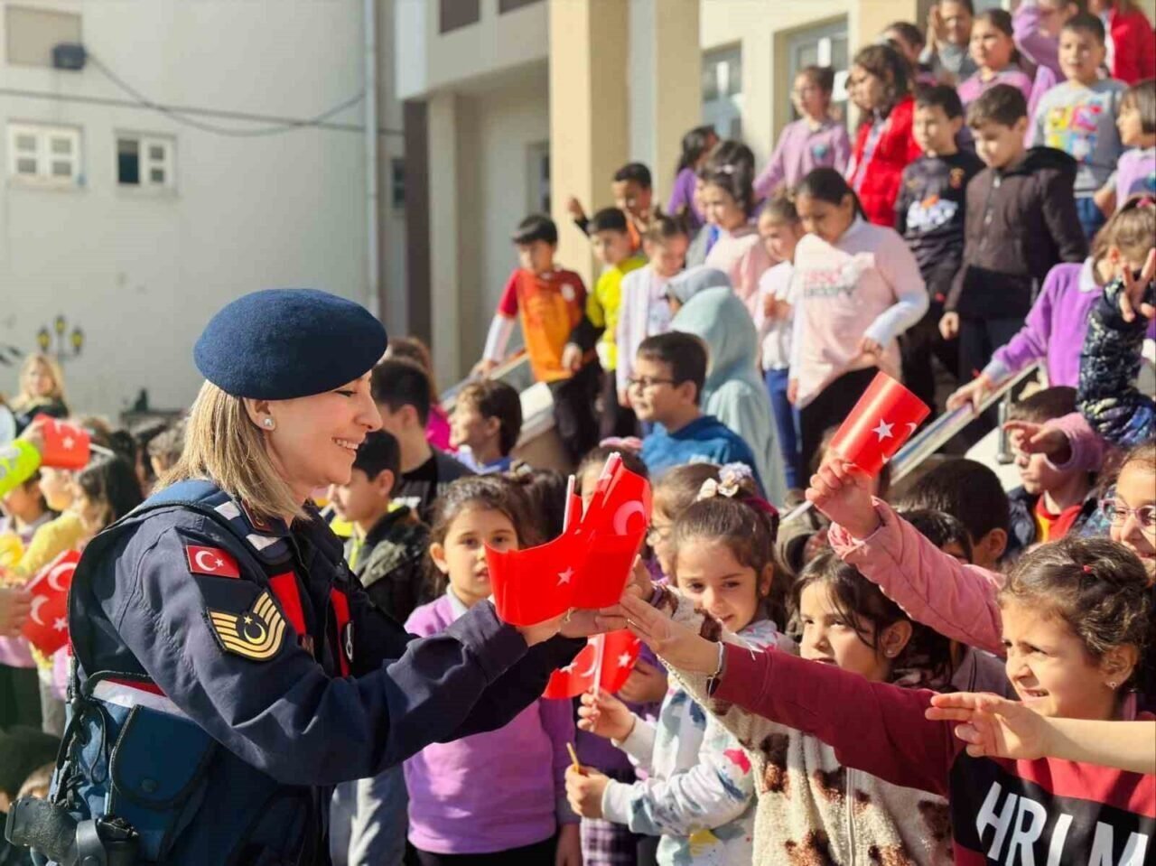 Efeler’de öğrencilere Jandarmanın faaliyetleri tanıtıldı