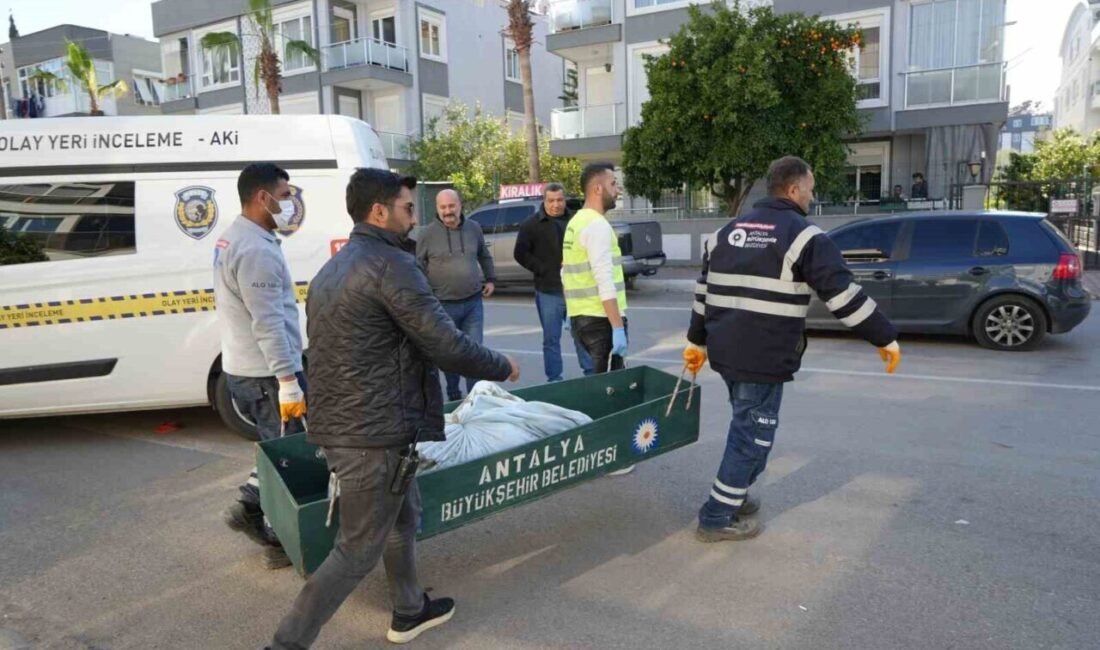 Antalya’nın Muratpaşa ilçesinde bir kişi, gardırobun içinde yanıcı maddelerle kendini