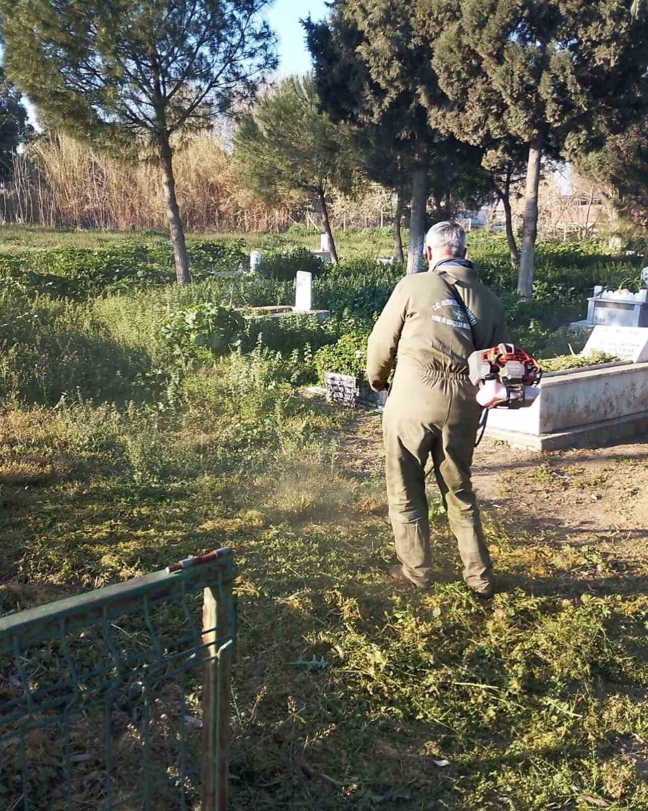 Germencik Belediyesi, bayram öncesi mezarlıklarda bakım çalışması başlattı