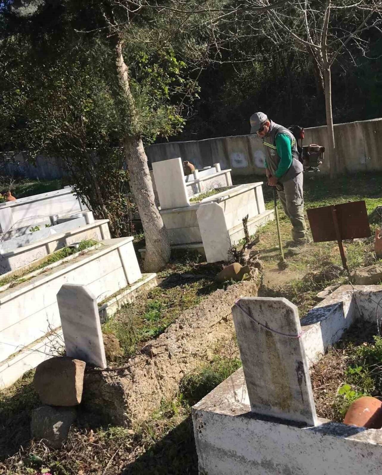Germencik Belediyesi, bayram öncesi mezarlıklarda bakım çalışması başlattı