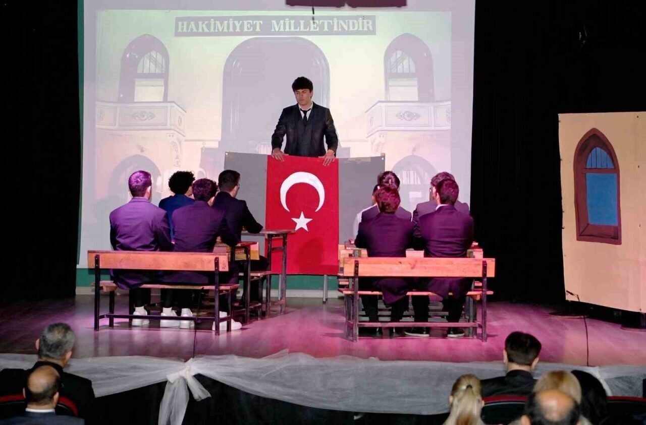 İstiklal Marşı’nın 104’üncü yıldönümü Kuşadası’nda kutlandı