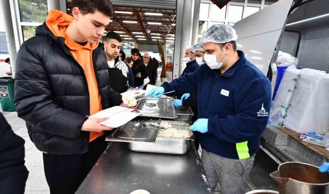 İzmir Büyükşehir Belediyesi, kentteki 6 noktada üniversite öğrencilerine ücretsiz yemek