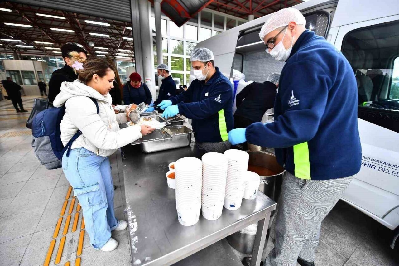 İzmir Büyükşehir’den öğrencilere ücretsiz yemek