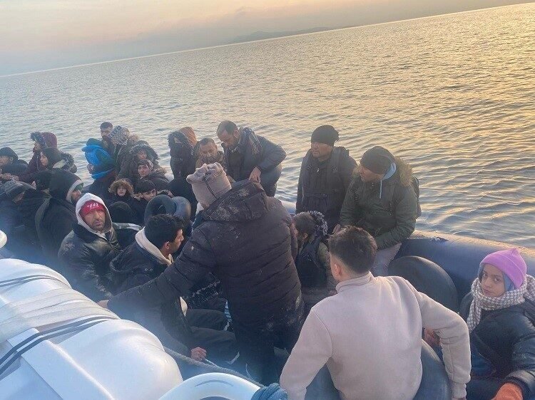 İzmir’in Çeşme ilçesi açıklarında lastik botta 36 düzensiz göçmen yakalandı.