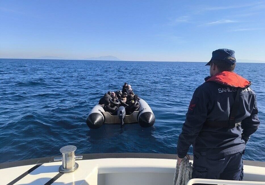 İzmir’in Çeşme ve Dikili ilçesi açıklarında, Yunanistan sahil güvenlik unsurları