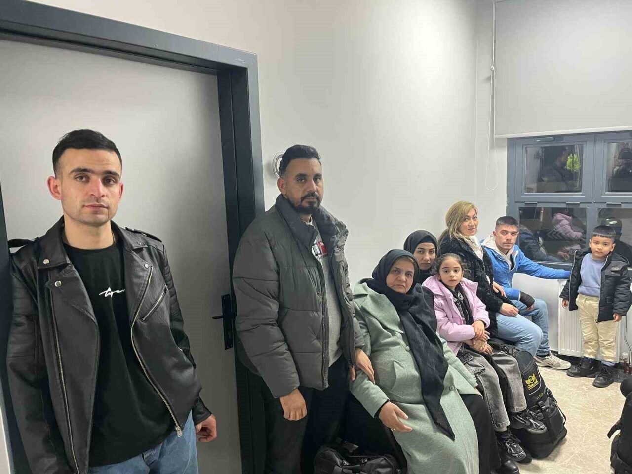 İzmir’de 55 göçmen kurtarıldı, 2 göçmen kaçakçısı yakalandı