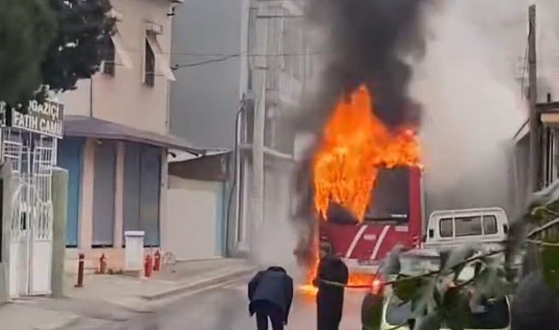 İzmir’in Konak ilçesinde alevlere teslim olan belediye otobüsü kullanılamaz hale