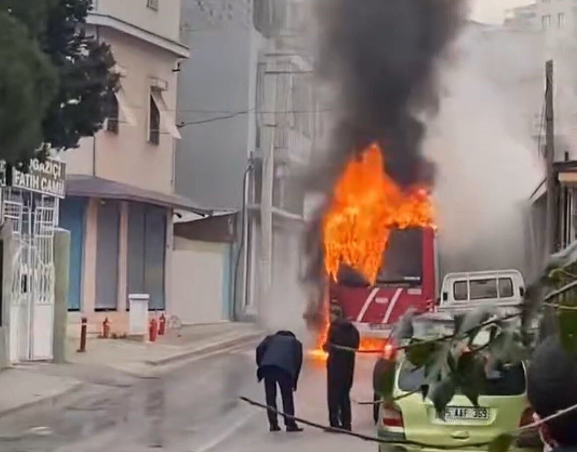 İzmir’de belediye otobüsü alevlere teslim oldu