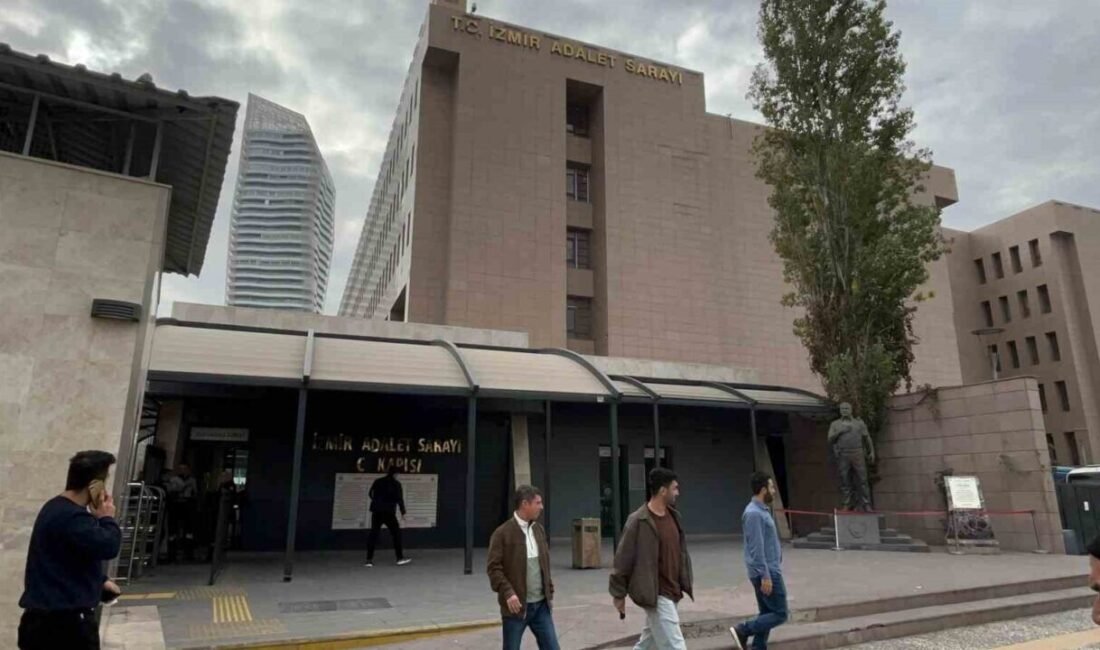 İzmir’in Konak ilçesinde sağanak yağışta su birikintisine basıp elektrik akımına