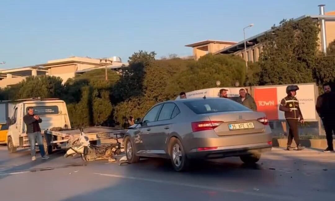 İzmir’de bir otomobil karşı yöne geçmeye çalışan motosikletliye çarptı. Metrelerce