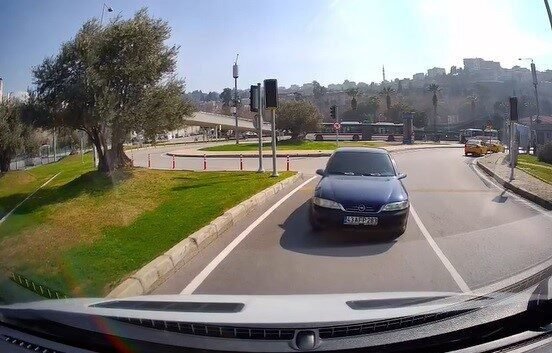 İzmir’in Konak ilçesinde ters yönde seyreden bir otomobil, karşıdan gelen
