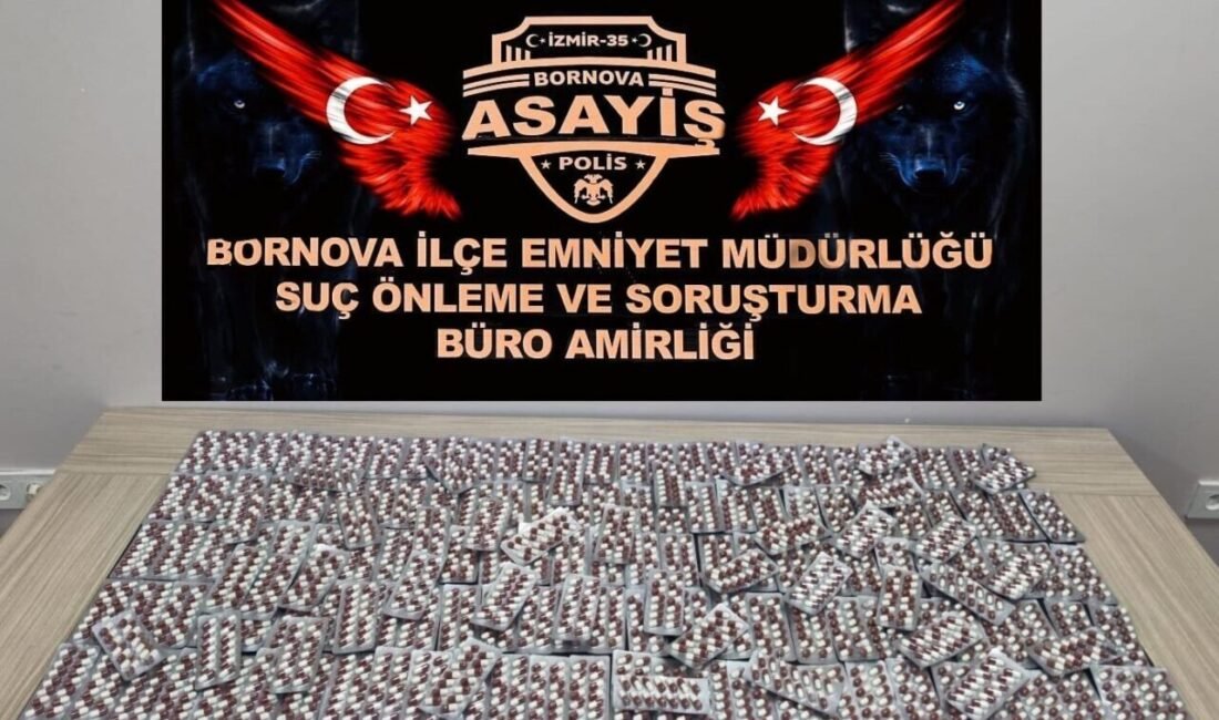 İzmir’de zehir tacirlerine yönelik yapılan operasyonlarda 176 tablet olmak üzere