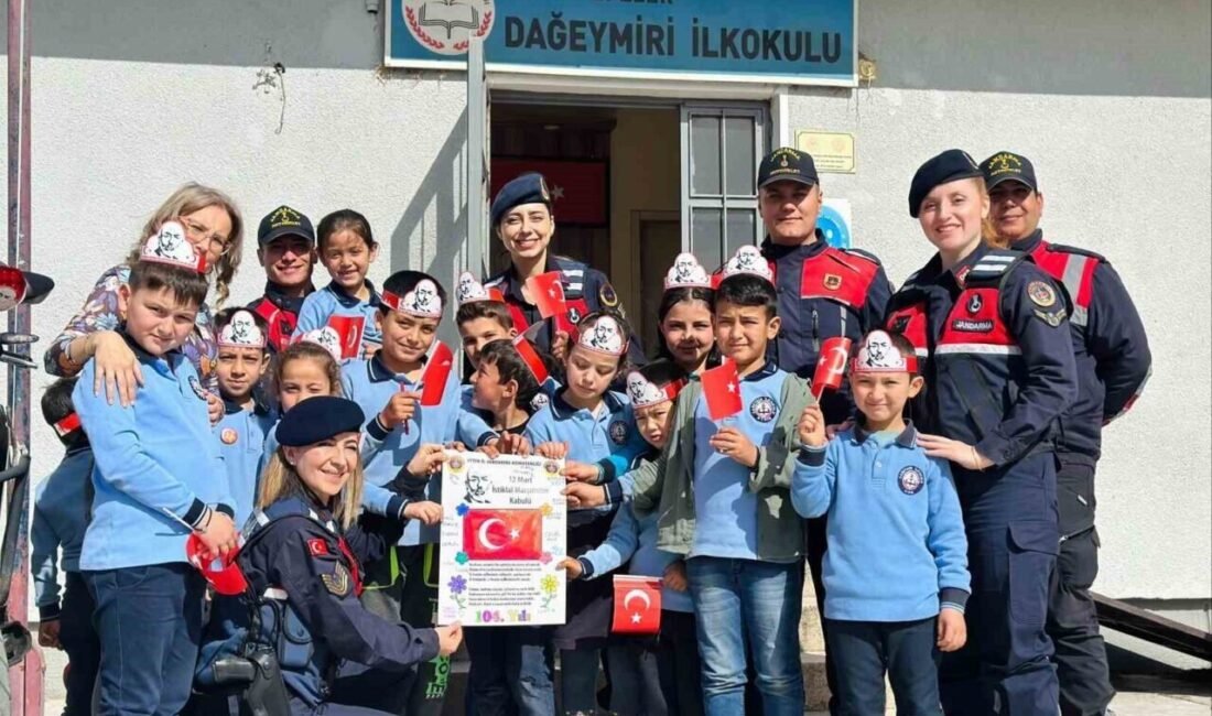 Aydın’da jandarma ekipleri ilkokul öğrencileri ile bir araya gelerek İstiklal