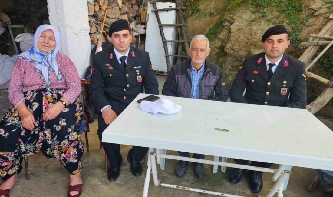 Aydın İl Jandarma Komutanlığı personeli, Köşk’te şehit ailesini ziyaret etti.