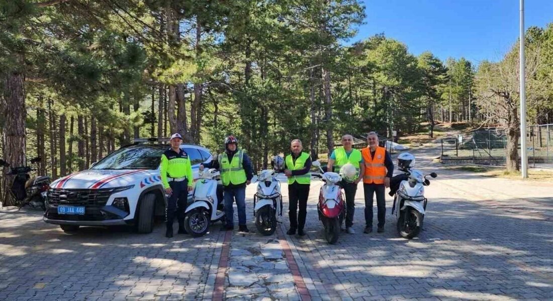 Aydın’ın Kuyucak ilçesinde jandarma ekipleri motosiklet ve traktör sürücülerine bilgilendirmede