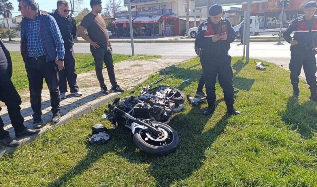 Antalya’nın Manavgat ilçesinde kırmızı ışık ihlali yapan motosikletin kamyonetle çarpışması
