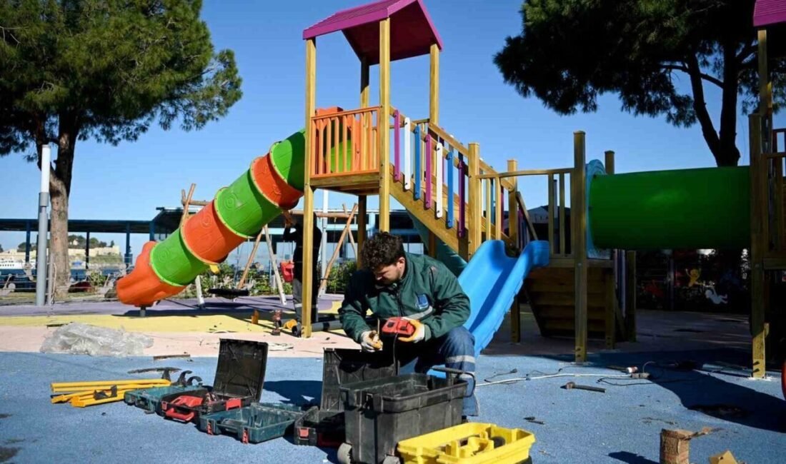 Kuşadası Belediyesi, baharın gelmesiyle birlikte kent genelindeki parklarda bakım, onarım