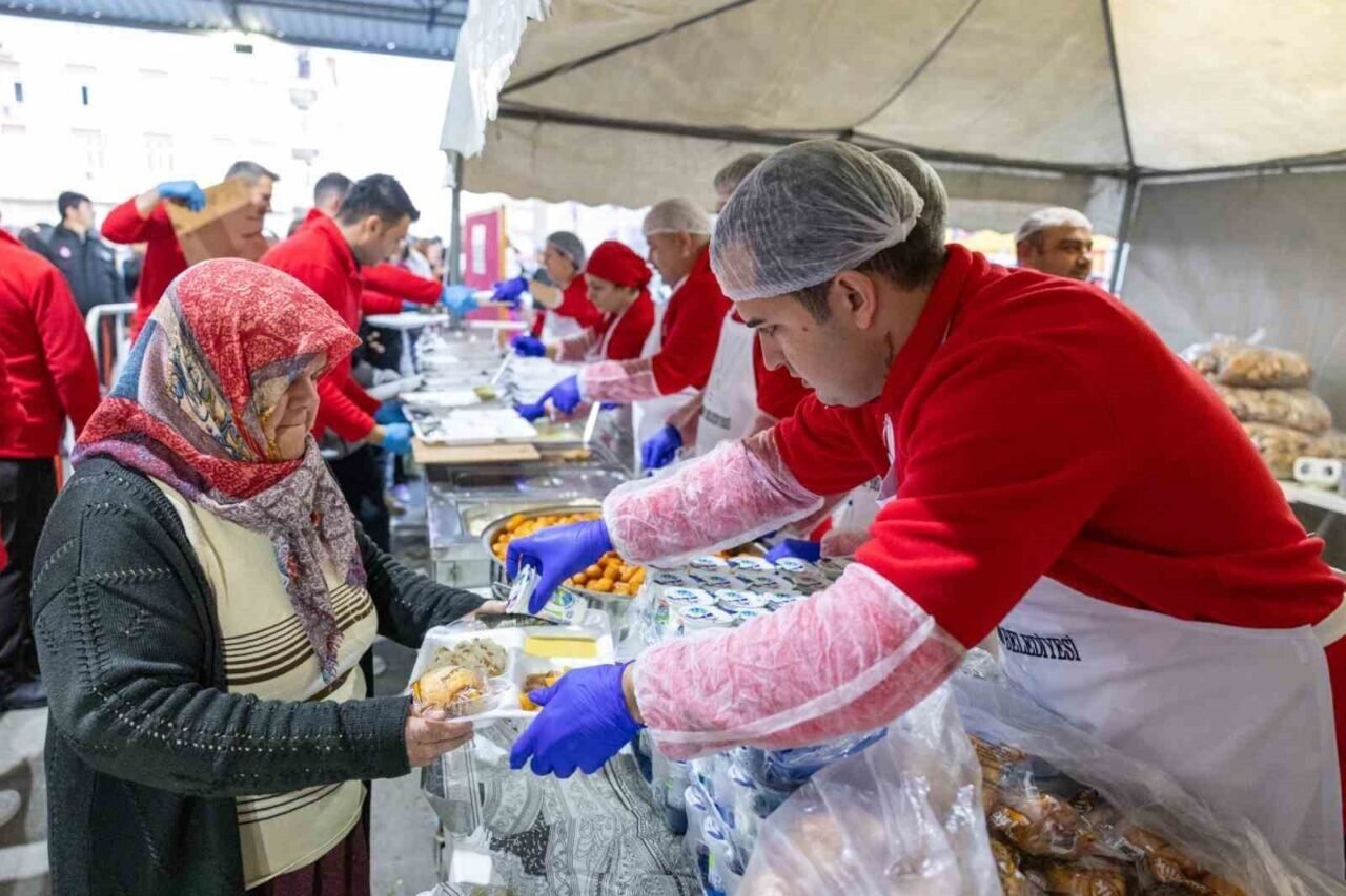 Manavgat Belediyesi ilk iftar sofrasını kurdu