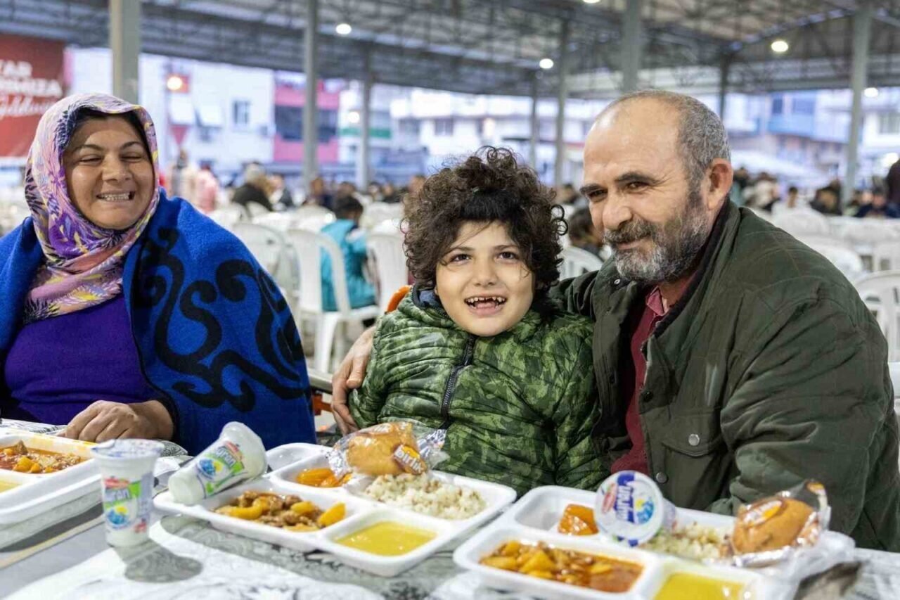 Manavgat Belediyesi ilk iftar sofrasını kurdu