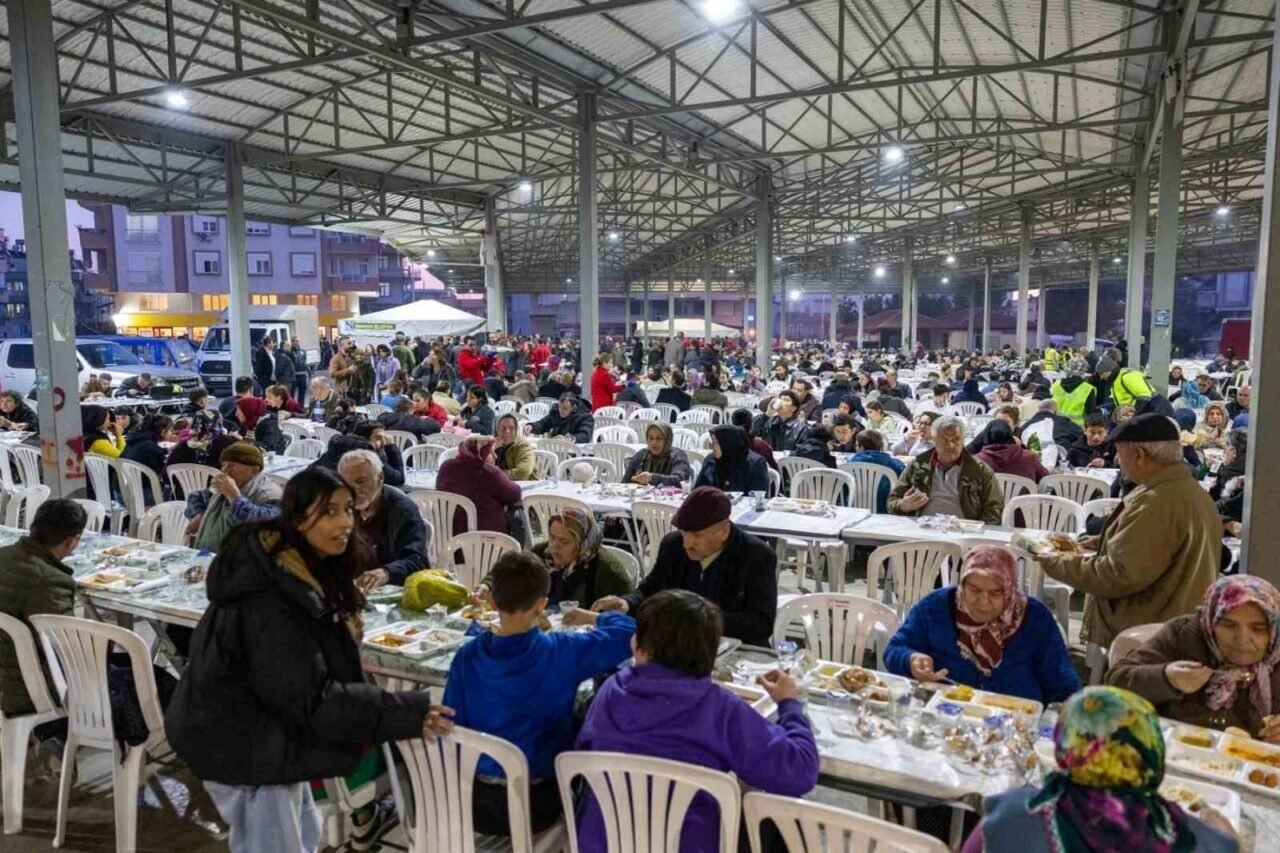 Manavgat Belediyesi ilk iftar sofrasını kurdu