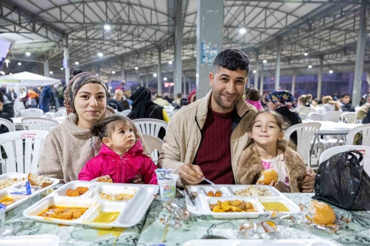 Manavgat Belediyesi ilk iftar sofrasını kurdu