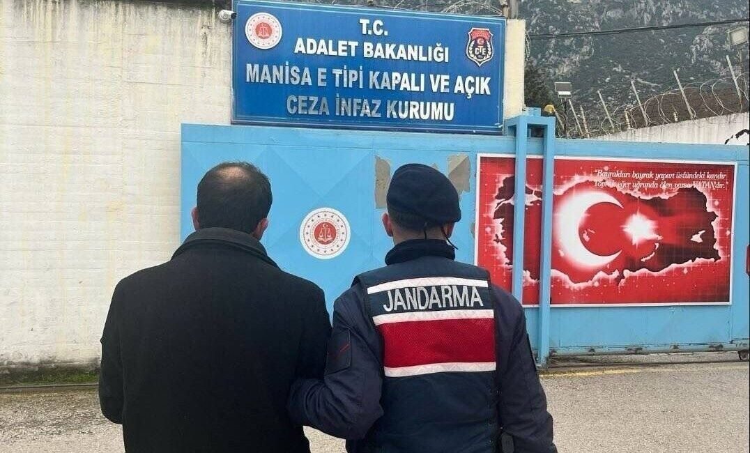Manisa’da 2 yıldır aranan şahıs jandarma tarafından yakalandı Manisa’nın Yunusemre ilçesinde 21 ayrı dosyadan hakkında 12 yıl 2
