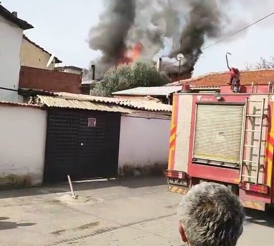 Manisa’nın Akhisar ilçesinde bir evde çıkan yangında 3 yaşındaki çocuk