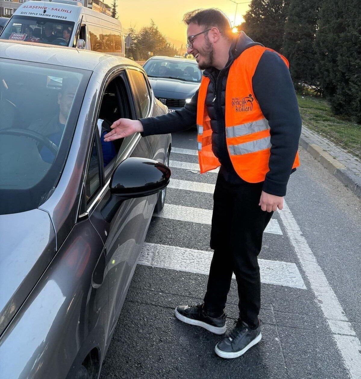 Manisa’da iftara yetişemeyen vatandaşlara AK Partili gençlerden ikram