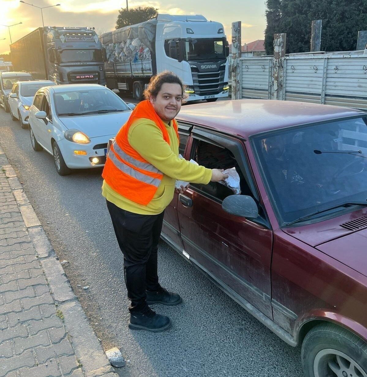 Manisa’da iftara yetişemeyen vatandaşlara AK Partili gençlerden ikram