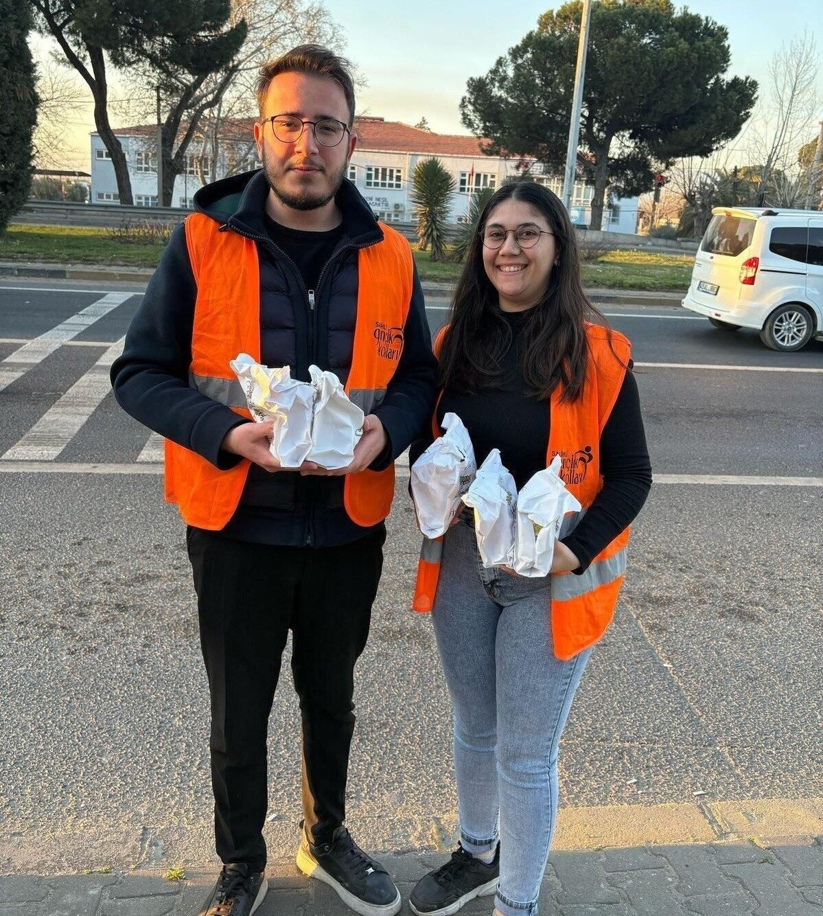 Manisa’da iftara yetişemeyen vatandaşlara AK Partili gençlerden ikram