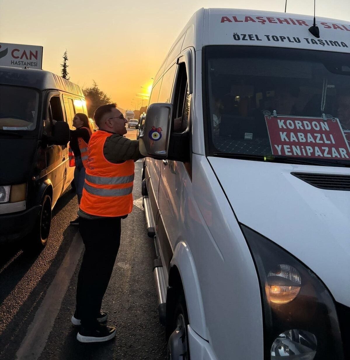 Manisa’da iftara yetişemeyen vatandaşlara AK Partili gençlerden ikram