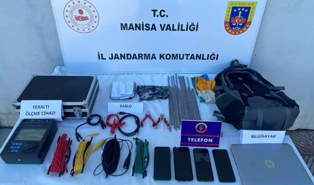 Manisa’nın Alaşehir ilçesinde izinsiz kazı yapan 4 kişi, jandarma ekipleri