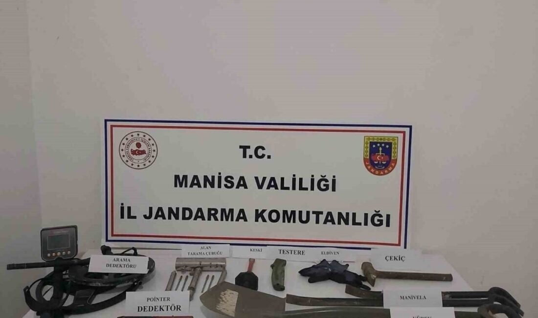 Manisa’nın Yunusemre ilçesinde kaçak kazı yapan iki şüpheli şahıs jandarma