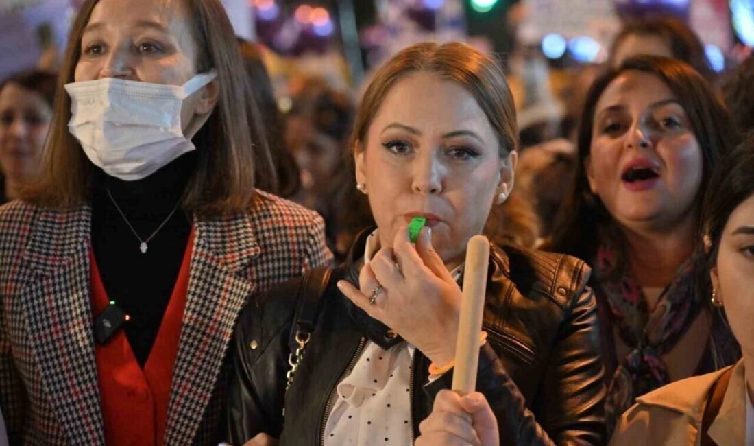 Manisa’da yüzlerce kadın, 8 Mart Dünya Kadınlar Günü’nde bir araya