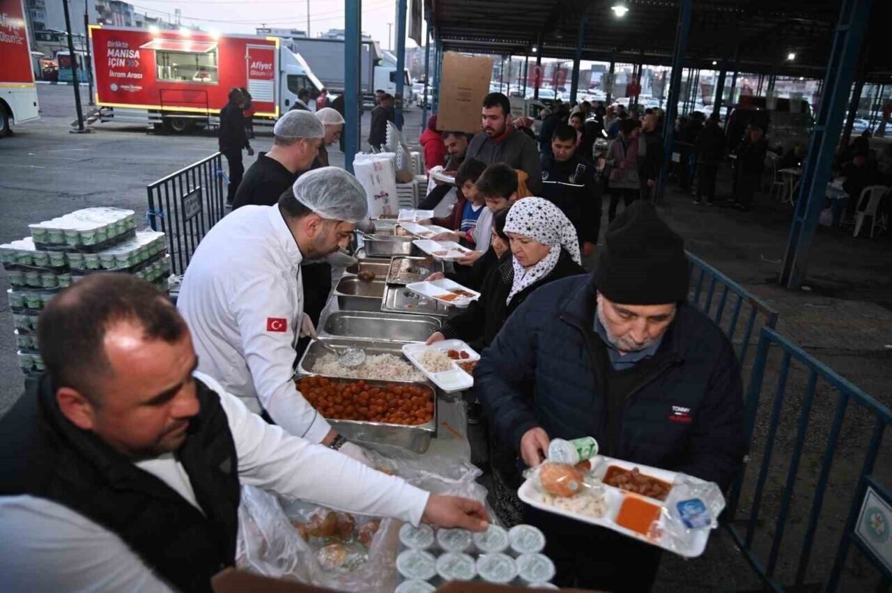 Manisalılar iftar sofrasında buluştu