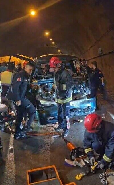 Antalya’nın Alanya ilçesinde ikinci tünelde seyir halinde bulunan minibüs, direksiyon