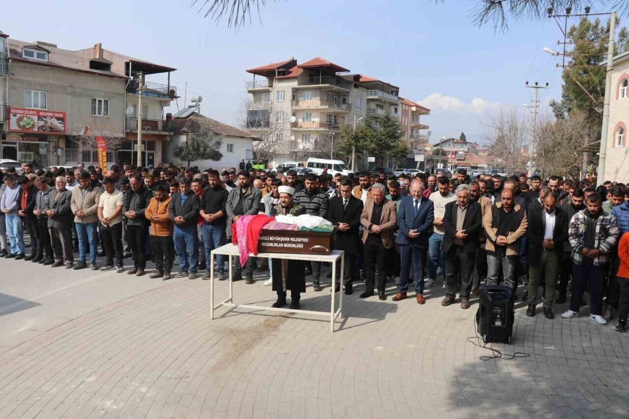 Minik Nazlı’yı son yolculuğuna tüm mahalleli birlikte uğurladı
