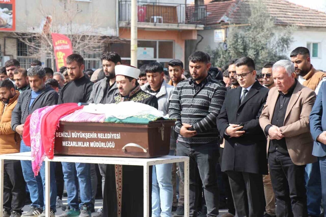 Minik Nazlı’yı son yolculuğuna tüm mahalleli birlikte uğurladı