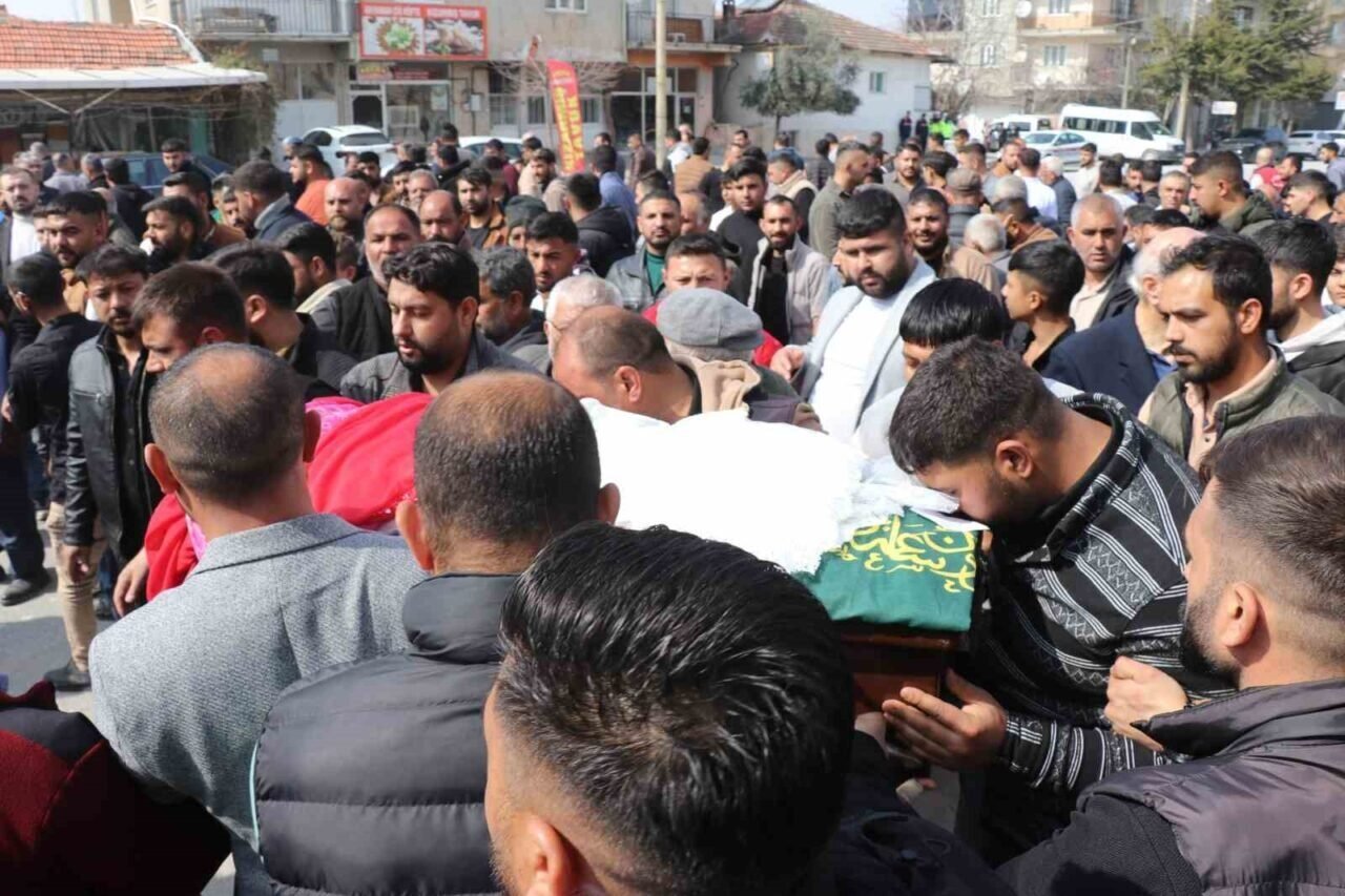 Minik Nazlı’yı son yolculuğuna tüm mahalleli birlikte uğurladı