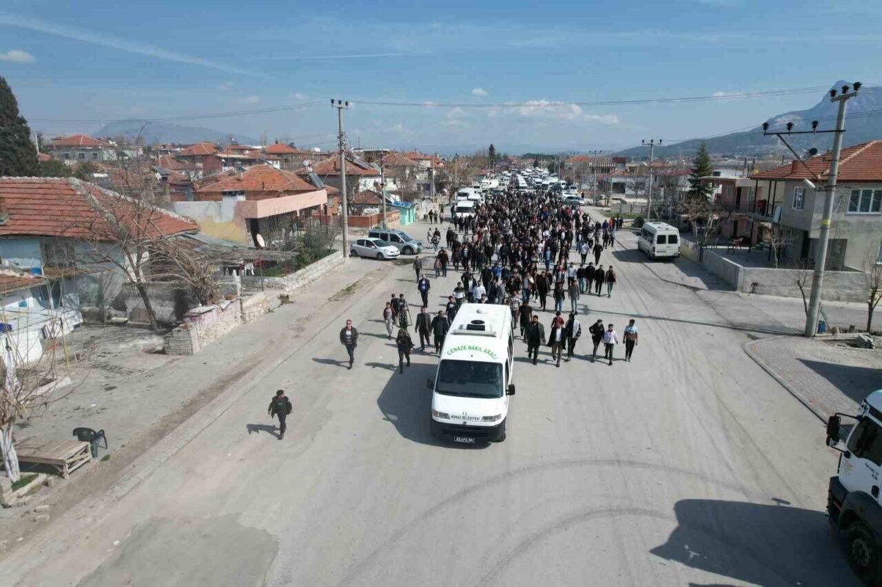 Minik Nazlı’yı son yolculuğuna tüm mahalleli birlikte uğurladı