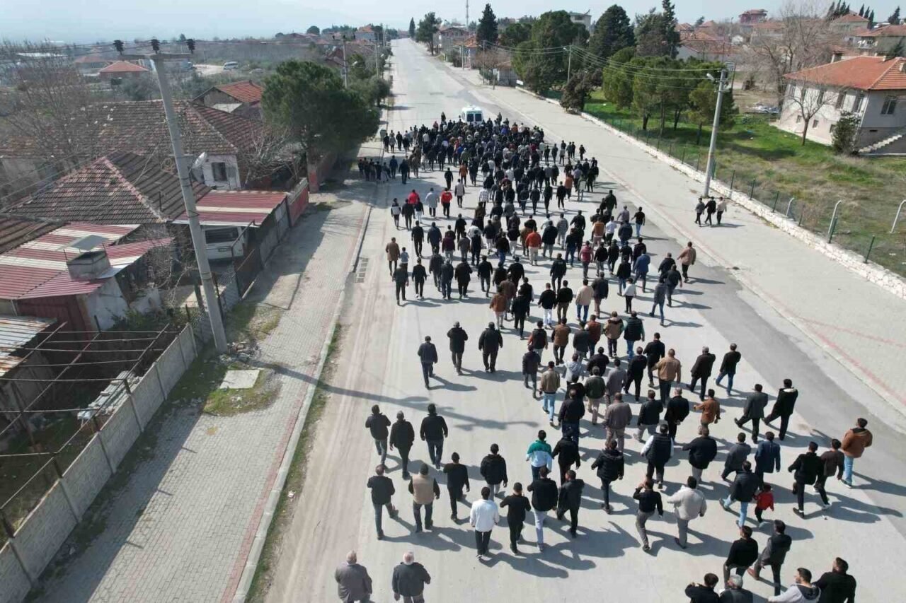 Minik Nazlı’yı son yolculuğuna tüm mahalleli birlikte uğurladı