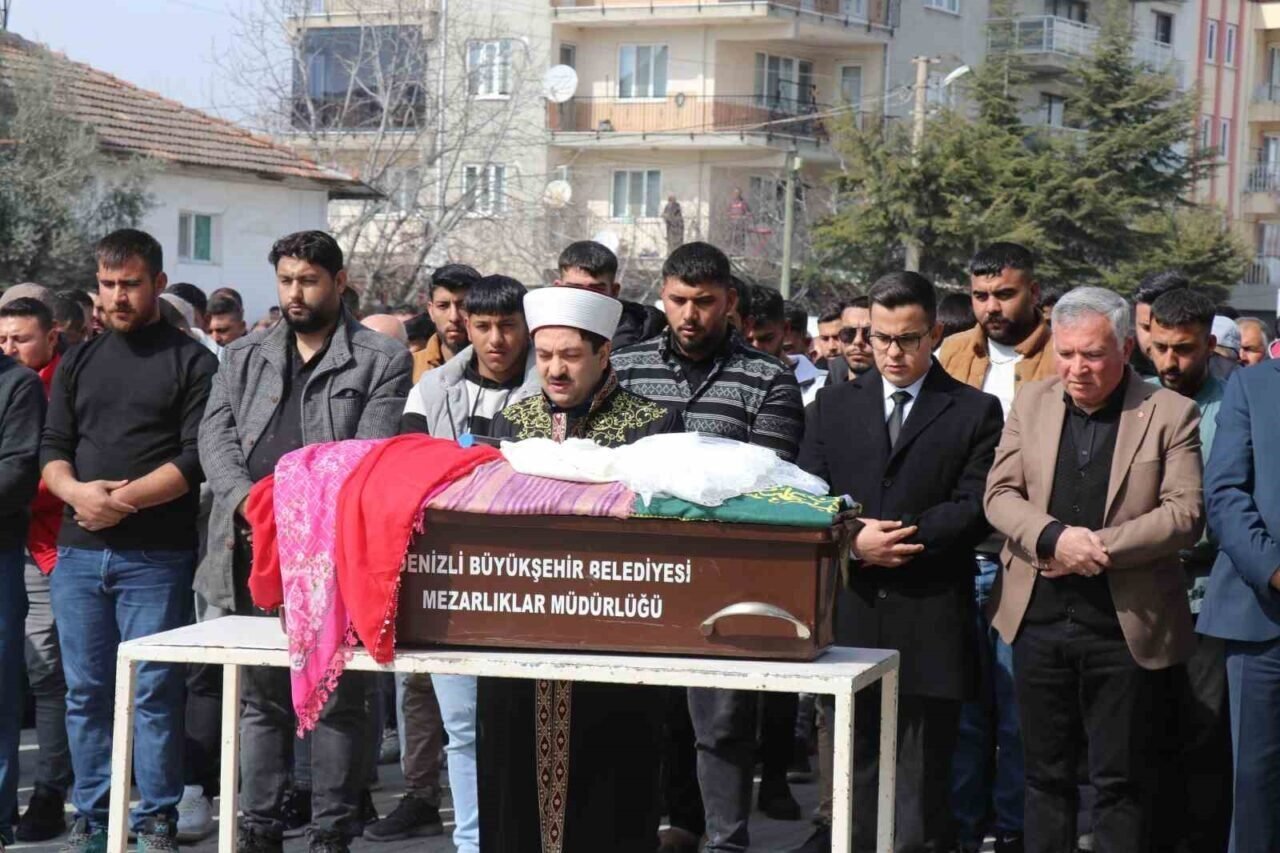 Minik Nazlı’yı son yolculuğuna tüm mahalleli birlikte uğurladı