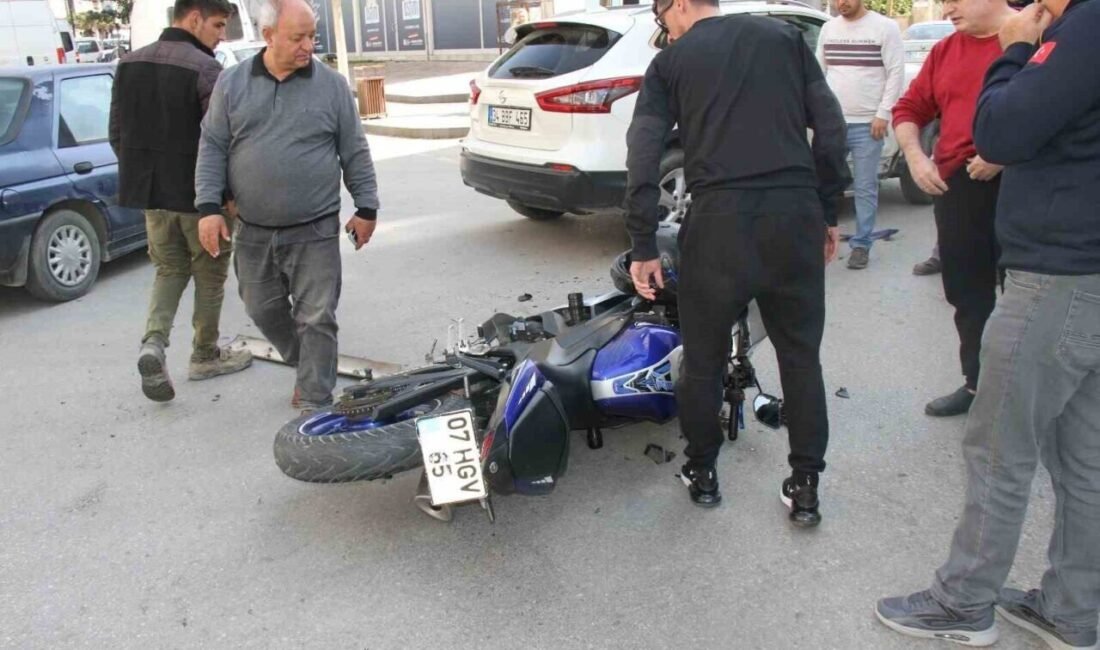 Antalya’nın Serik ilçesinde motosiklet ile otomobilin karıştığı kazada motosiklet sürücüsü