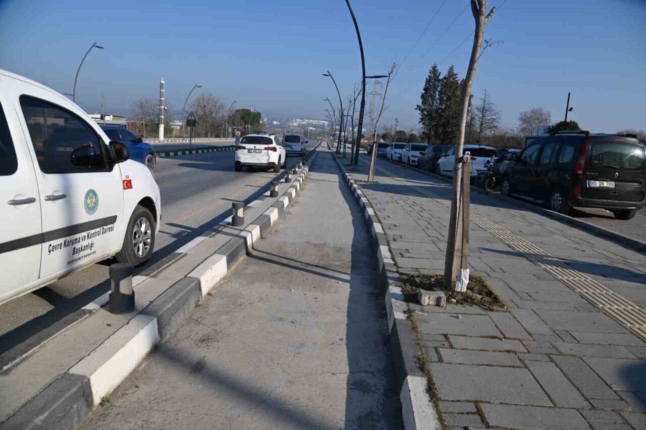 Muradiye Kampüs Yolundaki bisiklet yolu yenileniyor