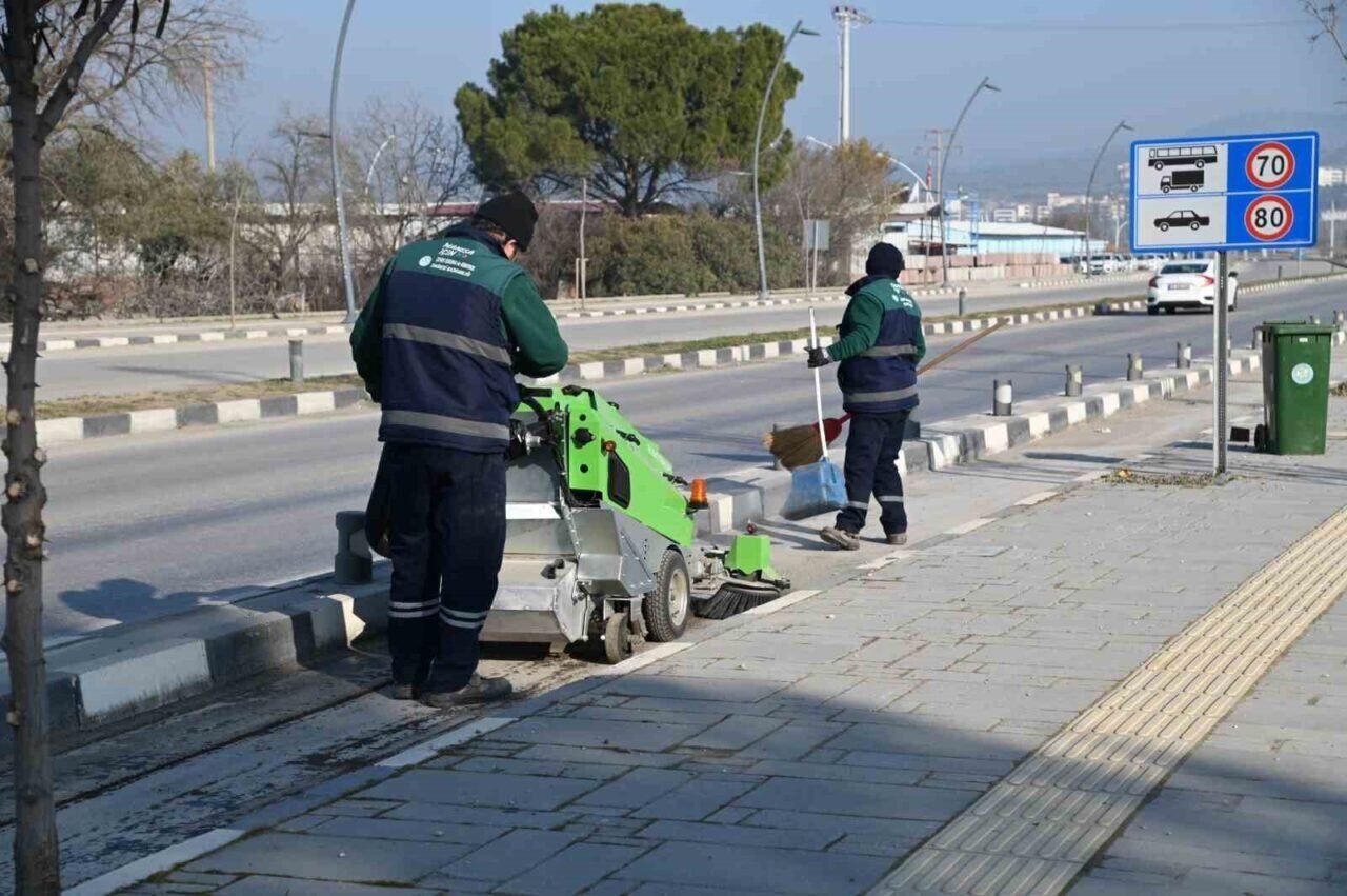 Muradiye Kampüs Yolundaki bisiklet yolu yenileniyor