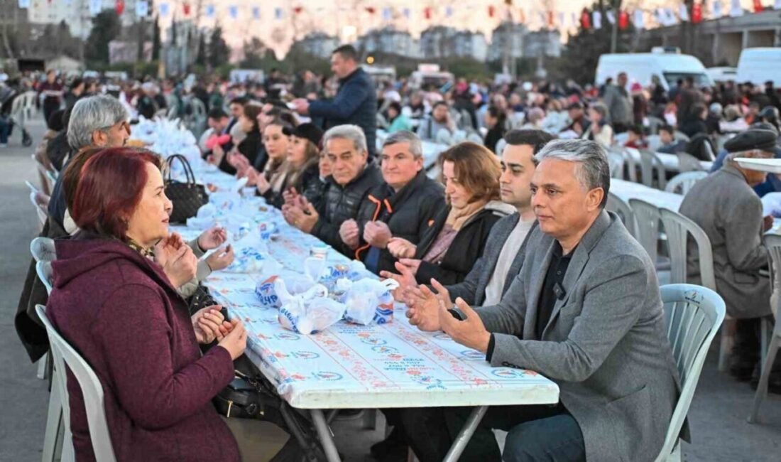 Muratpaşa Belediyesi, Ramazan ayının ilk iftarını Meltem Mahallesi pazar yerinde