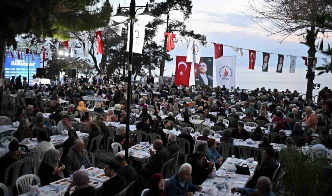 Antalya Muratpaşa Belediye Başkanı Ümit Uysal, şehit yakınları, gaziler ve